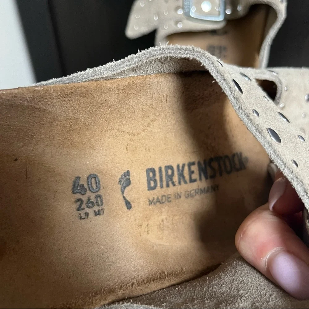 Like New Birkenstock Women’s Arizona Rivets Suede Sandal Taupe size EUR 40 US 9 - Picture 9 of 10